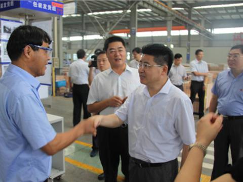 庆祝党的生日 慰问一线党员——市委重要辅导莅临suncitygroup太阳集团母线慰问